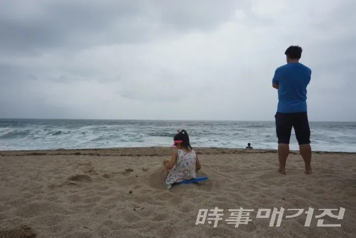 모래사장 위의 부녀