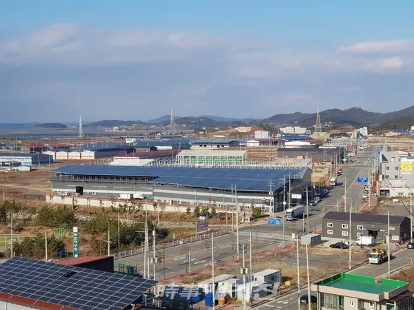 목포시는 신재생에너지, 관광산업, 수산식품산업을 3대 미래전략산업으로 선정하고 선제적 대응으로 굵직한 국가사업을 유치하는 성과를 거두며 도시발전의 밑그림을 그려가고 있다.사진은 목포시 대양산단 전경이다.(사진_목포시청)