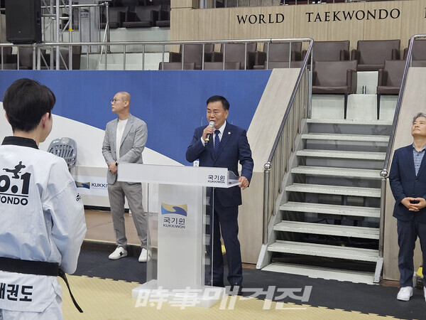 개회식 인사말을 하고 있는 서울시태권도협회 이자형회장(사진_정연수 기자)