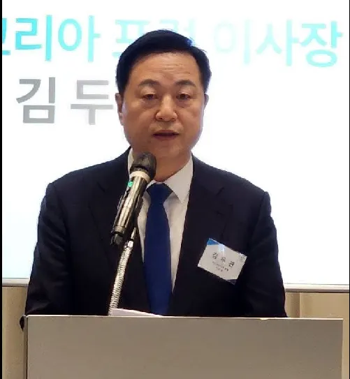 넥스트코리아 포럼 초대 이사장으로 추대된 김두관 전 의원이 인사말을 하고 있다. (사진_넥스트코리아)