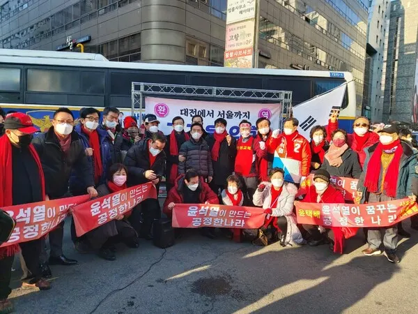 지난 15일 오후 공정한나라위원회 이철규 중앙선대위 조직본부장, 윤진식 전 산업자원부장관, 조성정 공정한나라 위원장과 함께 150명의 인원이 참석했다.(사진_ 공정한나라위원회)