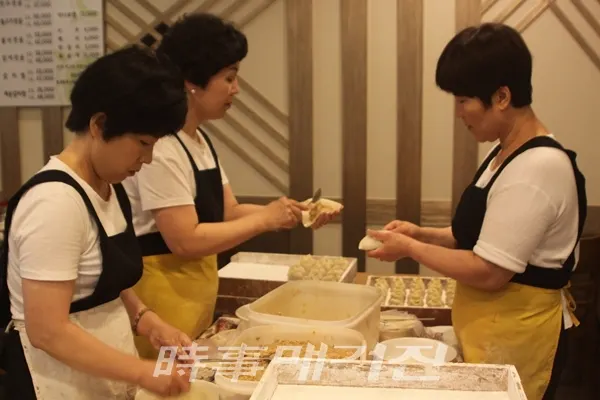 직접 빚은 속이 꽉 찬 손만두는 든든한 한 끼로도 손색이 없을 만큼 맛이 일품이다.