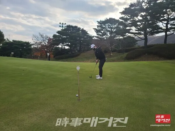 티오프 전 미리 도착해서 연습스윙과 퍼팅의 감을 찾고 여유 있게 라운딩을 준비하는 에티켓을 지키자.