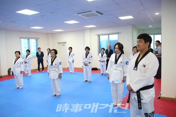 실버태권도 심사 진행을 하고 있는 엘리트태권도장 전주영 관장 (사진_정연수 기자)