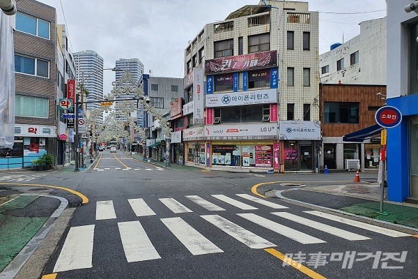 휴가철을 맞아 연일 지속되는 코로나바이러스 확진자 증가속에  한산해진 목포 원도심 중심 시가지 모습/사진=이병석 기자