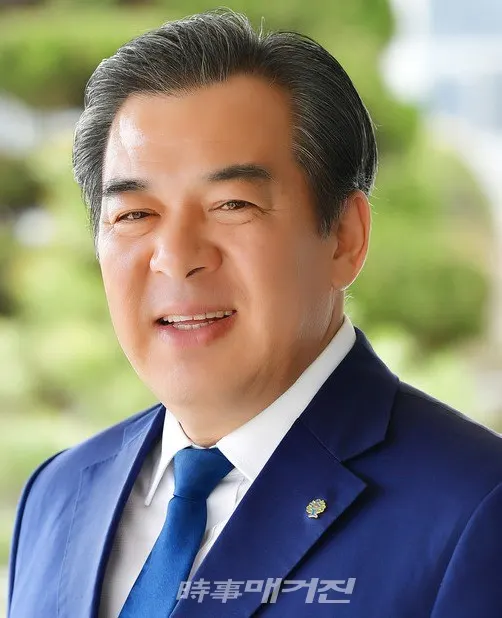 곡성군 유근기 군수는 11일 서울 중구 태평로 한국프레스센터 19층 매화홀에서 열린 ‘제8회 글로벌 자랑스런 세계인상’ 시상식에서 지역문화발전 대상을 수상했다.(사진_곡성군청)
