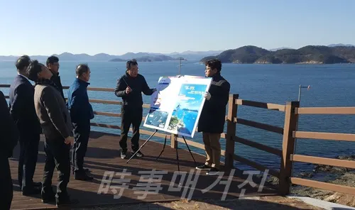 이현규 창원시 제2부시장이 짚트랙 공사 추진상황을 점검하고 있다.(사진_창원시청)