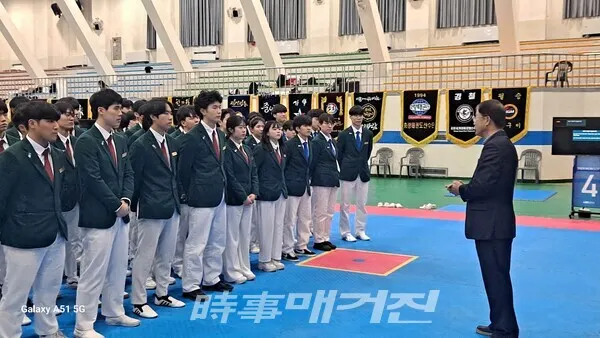 대회 기간 중 신한대학교 태권도⋅체육대학 선수들에게 격려사를 하고 있는 대한태권도협회 윤웅석 고문(사진_박경환 기자)