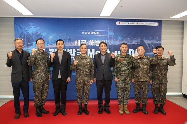 30일 부산 해운대구 센텀시티 부산AX랩에서 열린 '해군·해병대 AX 과제발굴 밋업데이' 참석자들이 국방 AX 전환 협력 과제 발굴과 지역 기업 매칭 추진을 기념하며 촬영하고 있다.(사진_부산정보산업진흥원)