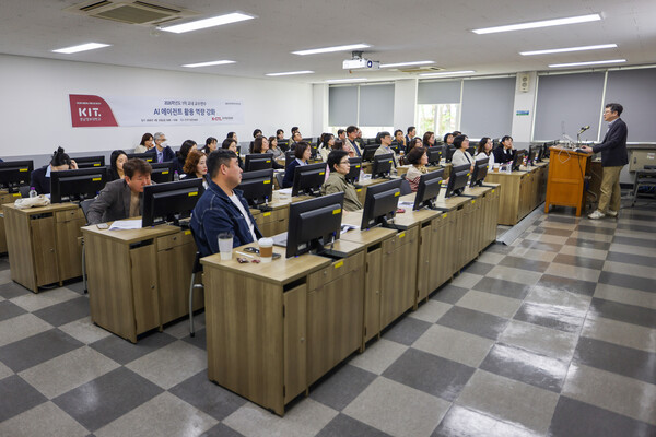 29일 경남정보대가 AI 에이전트 활용 역량 강화 워크숍을 열고 교직원들의 디지털 전환 대응 역량을 높이고 있다.(사진_경남정보대)