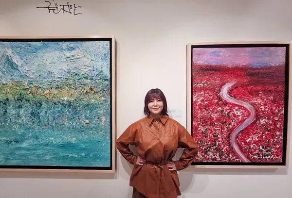 화가 겸 가수 솔비가 자신의 작품 앞에서 기념촬영을 하고 있다. (사진_스테파니 킴)