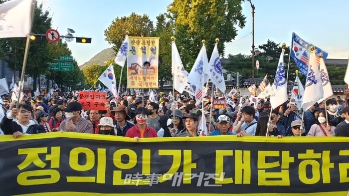 서울대출신 전대협회원들의 퍼포먼스가 행진중 이어졌다.