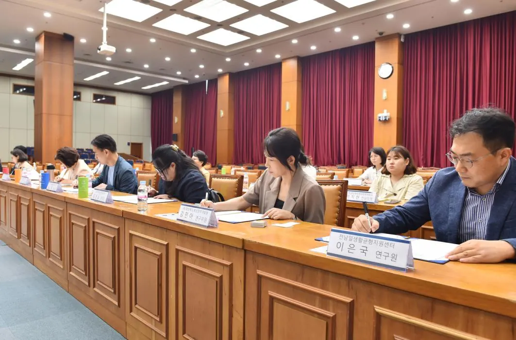 25일 오후 2시 부산시는 시청 국제회의장에서 부산지역 '가족친화 인증기업 혜택' 확대 제공을 위한 협약을 체결했다. (사진_부산시)
