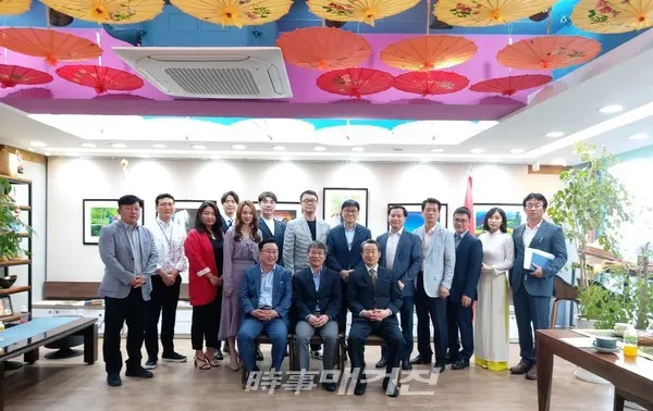 응우엔 부 뚱(Nguyen Vu Tung) 주한 베트남 대사가 22일 주한 베트남 관광청을 방문해 관계자들과 기념사진을 촬영하고 있다.(사진_주한 베트남 관광청)