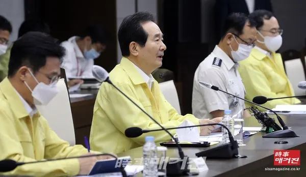 정세균 국무총리(중앙재난안전대책본부장)가 29일 오전 정부세종청사에서 열린 신종 코로나바이러스 감염증(코로나19) 중앙재난안전대책본부 회의에서 모두발언을 하고 있다.(사진_뉴시스)