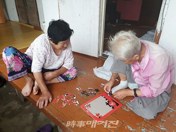 1004섬 신안군은 "「1004섬! 작은섬의 재발견」이라는 주제로 사진공모전을 개최하여 36점의 수상작을 선정했다"고 22일 밝혔다.사진은 (금상)나에겐 치매는 없다-대둔도 안은희님 작품이다.(사진_신안군청)