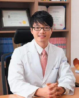 ▲ Dr.장튼튼내과 장욱순 원장은 인체에서 발생되는 갖가지 문제들을 포괄적으로 다루는 내과 전문의다. 그리고 내과 중에서도 소화기내과, 즉 내시경 분야 명의다.