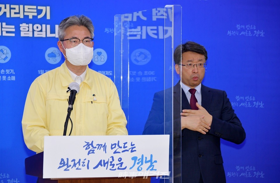 12일 경남도 신종우 복지보건국장이 코로나19 브리핑을 하고 있다.(사진_경남도청)