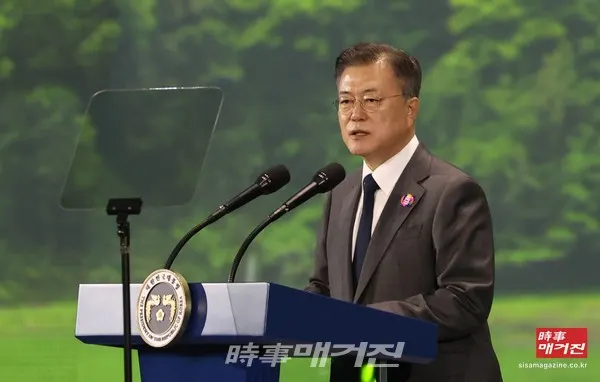 문재인 대통령이 29일 오후 서울 동대문디자인플라자(DDP)에서 열린 '2050 탄소중립위원회 출범식'에 참석해 격려사를 하고 있다.(사진_뉴시스)