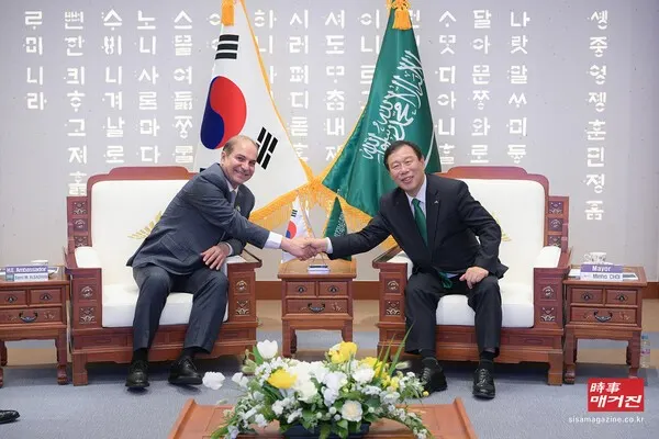 지난 2월 세종시 최민호 시장과 사우디 대사 접견 모습.(사진_세종시)
