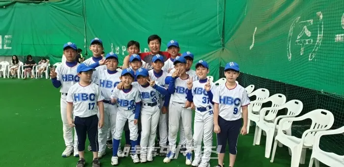 이만수 이사장이 HBC 축제에서 아이들과 기념사진을 촬영하고 있다.(사진_헐크파운데이션)