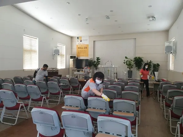 의용소방대 여성대원들이 효돈관내 종교시설을 방역하고 있다.