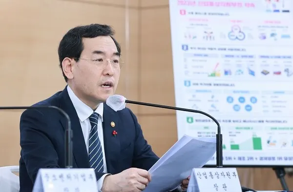 이창양 산업통상자원부 장관이 지난해 12월 27일 서울 종로구 정부서울청사에서 업무보고 브리핑을 하고 있는 모습.