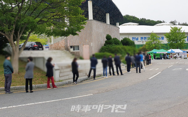 11일 진남체육관 내 임시선별소에 코로나 검사를 받기위해 줄서 있는 시민들 (사진_조대웅 기자)