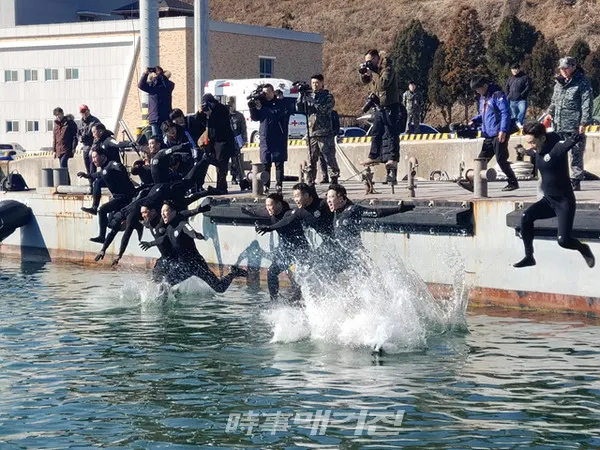 "얼음 바다도 두렵지 않다, 해군 SSU" 해난구조전대 장병들이 15일 오후 경남 진해군항 일대에서 차가운 겨울 바다로 뛰어들고 있다.(사진_송상교기자)