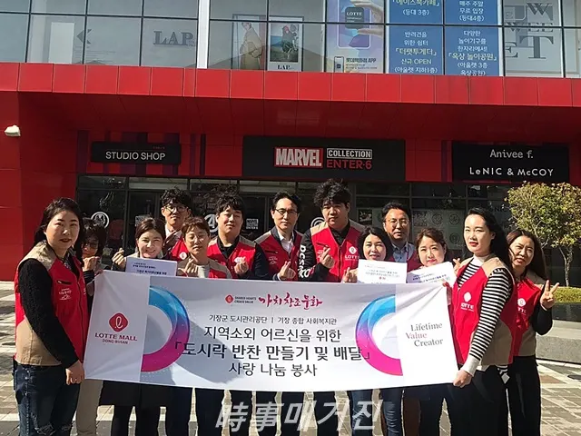 롯데몰 동부산점(김재범 점장) 샤롯데봉사단은 기장군 종합 사회복지관을 방문해 지역 소외 어르신을 위한 '도시락 반찬 만들기 및 배달' 나눔 봉사활동을 선보였다. (사진_롯데쇼핑)