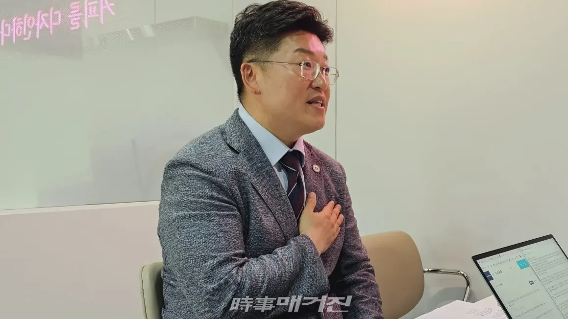 지난 20일 국립부경대학교 제8대 총장 선거 후보자 왕제필 교수의 인터뷰 답변 모습. (사진_정유희 기자)