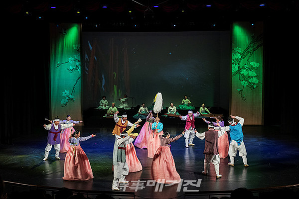 광주시립창극단은 올 상반기에는 광주국악상설공연과 찾아가는 예술단에 매진할 예정이다. 광주국악상설공연은 월 4회 무대에 서며 판소리, 한국무용, 단막창극, 사물놀이 등 특색 있는 공연을 선보일 예정이다. 문화소외계층을 위한 찾아가는 예술단은 상반기에 7회 진행한다.사진은 광주시립창극단 공연 모습이다.(사진_광주문화예술회관)