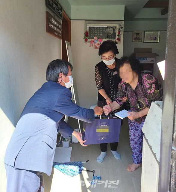 광주전남지방병무청은 “추석명절을 맞이하여 관내 복지 사각지대에 있는 생활이 어려운 이웃 4세대를 방문하여 위문금과 선물을 전달했다”고 21일 밝혔다.(사진_광주전남지방병무청)