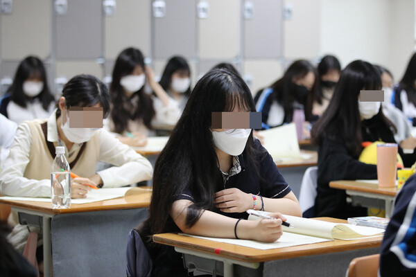 한 고등학교에서 고3수험생이 그동안 닦은 실력을 발휘하며 모의고사 시험문제를 풀고 있다.