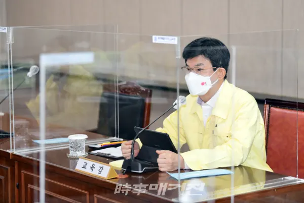 제주도교육청은 이석문 교육감을 비롯해 본청 실국과장들이 ‘카네이션 마스크’를 써서 주간기획조정회의에 참석했다고 밝혔다.(사진_제주도교육청)