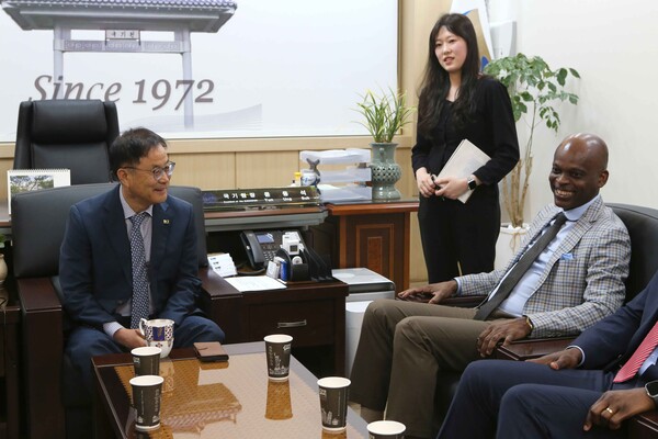 로베르 뒤세이 토고 외교부 장관(오른쪽)이 국기원을 방문해 윤웅석 국기원장(왼쪽)과 환담을 나누고 있다. 사진_국기원