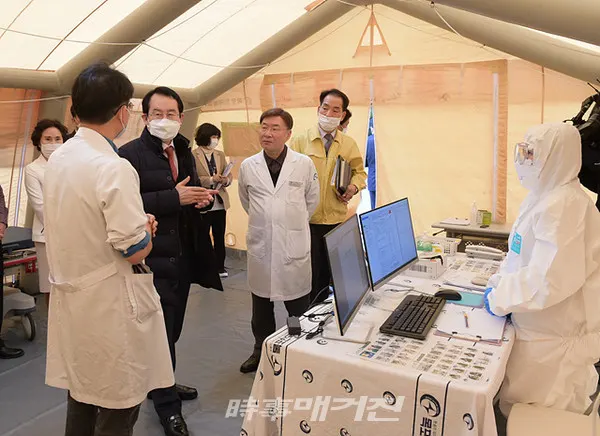 목포시 김종식 시장이 29일 목포한국병원 선별진료소와 시 보건소를 찾아 대비 태세를 점검하고, 감염증 유입 차단에 행정력을 총 동원할 것을 강력하게 지시했다. (사진_목포시청)
