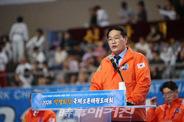 이성우 경상북도태권도협회장(대회장)이 '2026 박정희컵 국제오픈태권도대회' 개회식에서 대회사를 하고 있다.(사진_박기만 기자)