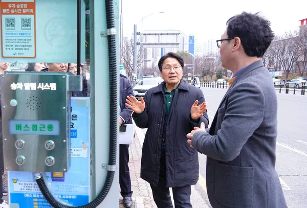 강기정 광주시장이 17일 오후 광산구 신창동 버스정류장을 찾아 아이테크 기업이 실증 테스트하고 있는 '버스정류장 탑승자 유무 표시장치'를 점검하고 있다. (사진_광주시청)