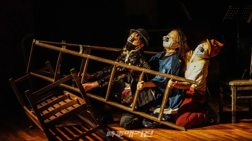 음악극 ‘더 클라운(The Clown)’ 'Prison Break(탈옥)' 중에서 (사진제공=극단 벼랑끝날다)
