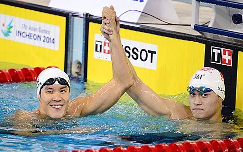 ▲ 23일 오전 인천 문학박태환수영장에서 열린 남자 자유형 400m 결승전을 마친 한국 박태환과 중국 쑨양이 서로를 격려하고 있다. 박태환은 이날 경기에서 동메달을 획득했다.