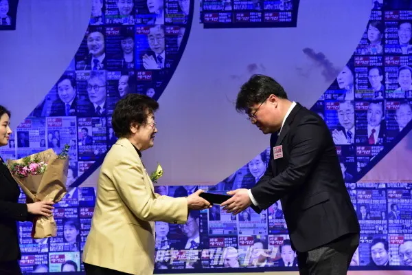 이상혁 (주)리뉴메디 회장이 수상 중이다.