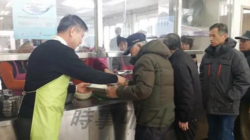 한정복 이동장이 벳새다 무료급식소에서 어르신께 급식봉사를 하고 있다.(사진:창원시청)