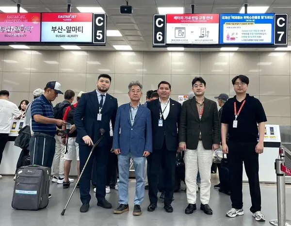 이스타항공 카운터 앞에서 관계자들  (사진제공_한 카자흐스탄 대사관)