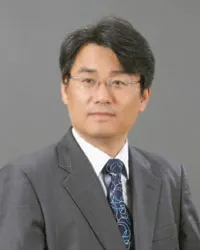 ▲ 정강환 원장은 지난 2008년 미국인명정보센터(ABI)가 각 분야에서 탁월한 업적을 남긴 사람에게 수여하는 ‘국제대사훈장’을 수상했으며, 이에 앞서 영국 캠브리지 국제인명센터(IBC)로부터 ‘21세기 탁월한 지성인 2,000명’중 영구적으로 지정되는 ‘명예명부 200명’에 선정되는 등 화려한 이력을 자랑하며 축제 컨설팅의 마이더스 손으로 정평나 있다.