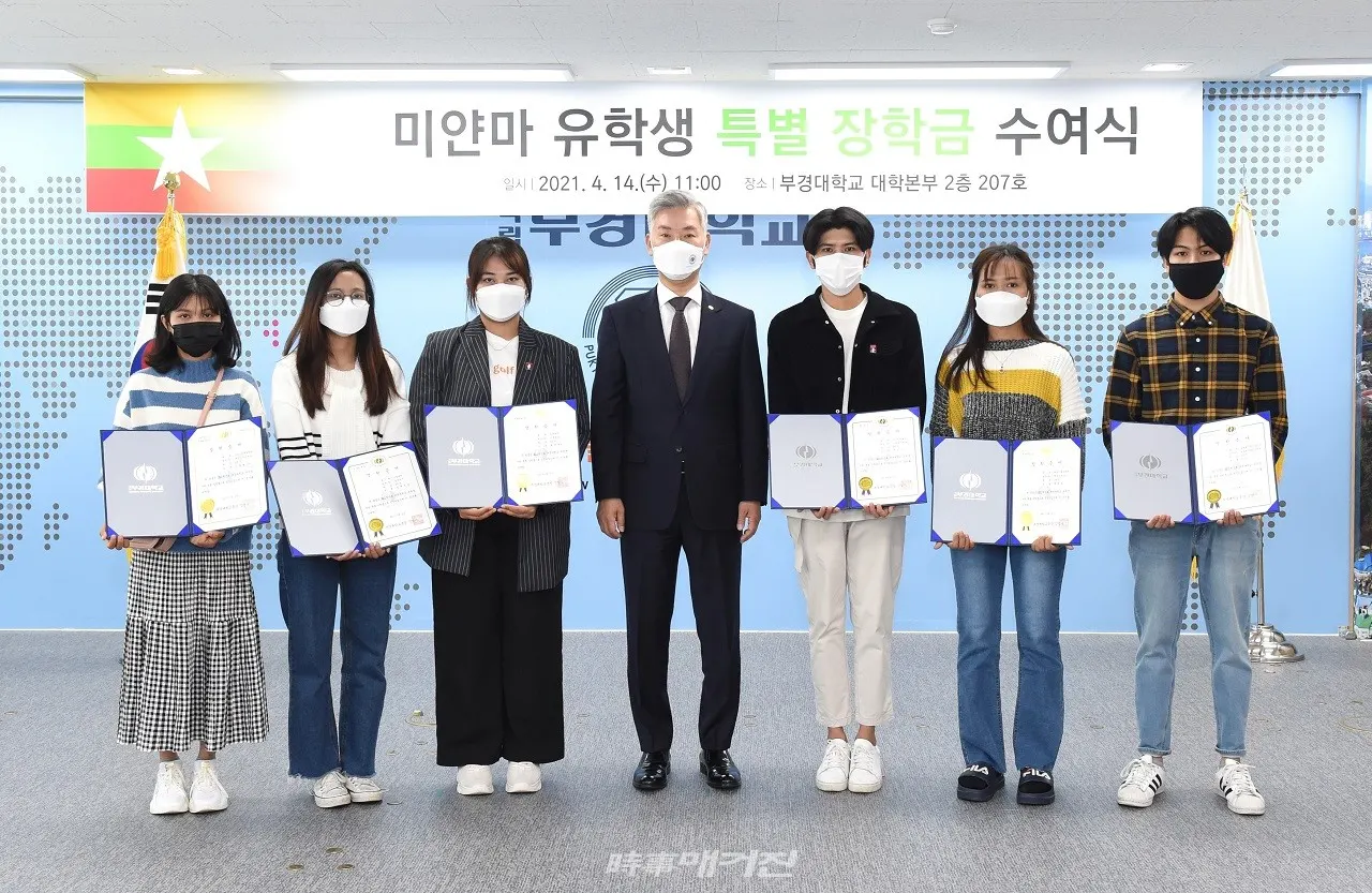 14일 오전 대학본부 2층 회의실에서 열린 학부 미얀마 유학생 특별 장학금 수여식에서 장영수 총장(가운데)과 미얀마 유학생들이 기념촬영하고 있다.(사진_부경대학교)