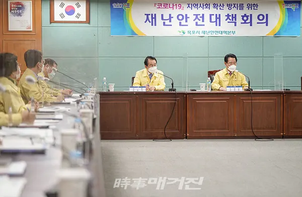 목포시는 코로나19 전남대병원발 확산세를 보이는 가운데 21일 전남도지사 시 청사 방문시 코로나 대응 및 조치사항 등을 보고하고 확산방지에 최선을 다 할 것을 다짐했다.(사진_목포시청)