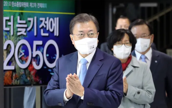 2050 탄소중립위원회 제2차 전체회의에 참석한 문재인 대통령 (사진_탄소중립위원회)