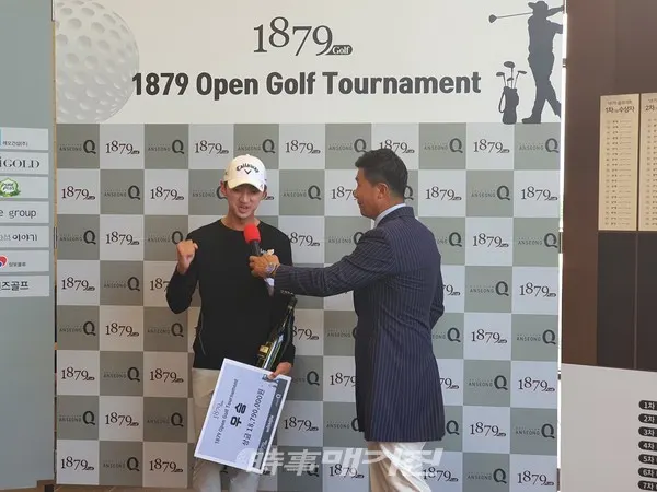 만능 엔터테이너 이정용이 '1879 오픈 골프 토너먼트' 2차 대회 우승자 윤상필 프로에게 우승 소감을 주문하고 있다.