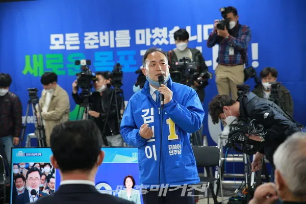 김원이 목포시 국회의원 당선자가 15일 선거사무실에서 당선 확실 발표가 난 후 소감을 밝히고 있다.(사진_김원이 선거사무소)